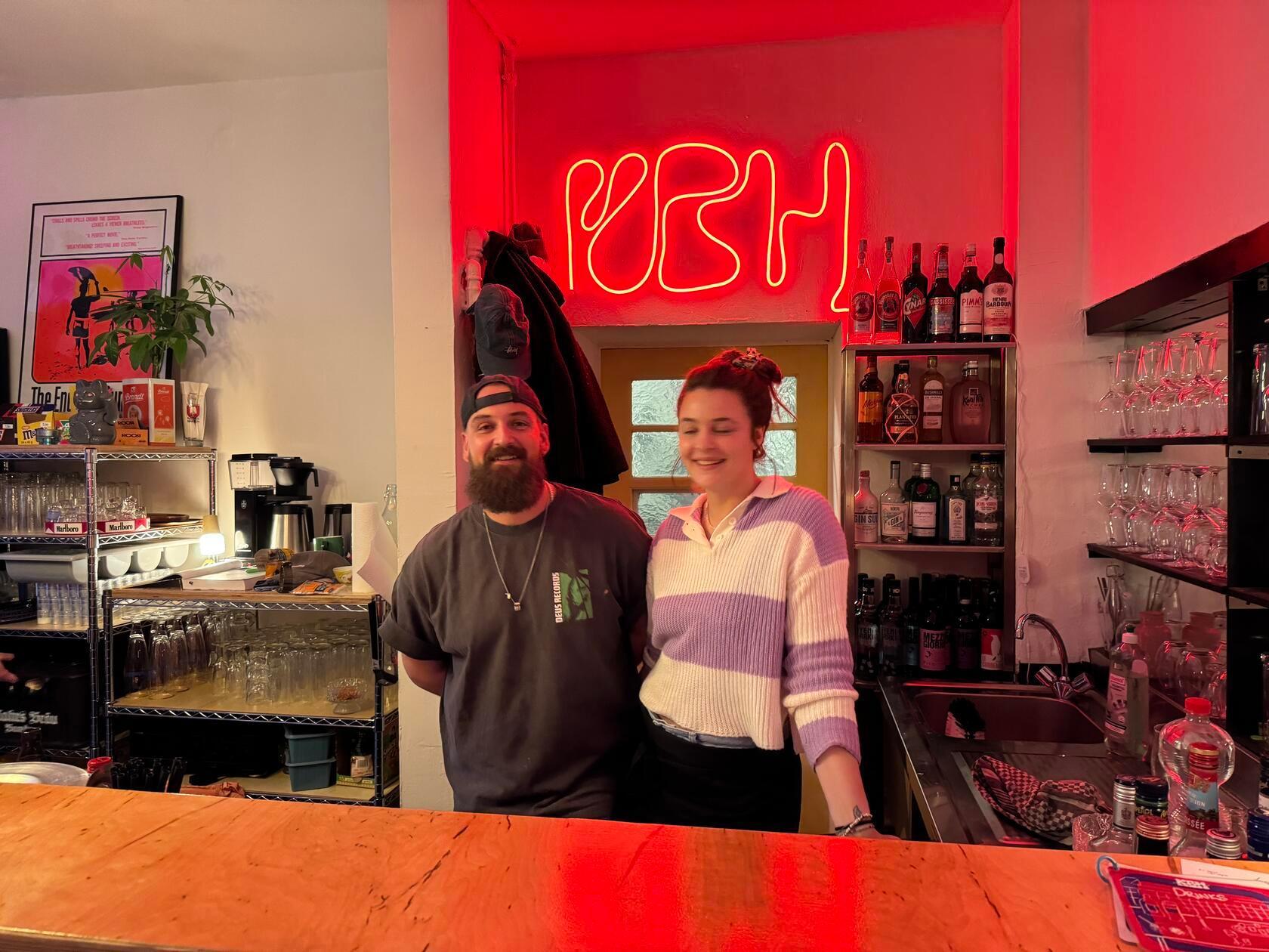 Unverzichtbar: Hund Lotti. Auch mit dabei: Julia Hirschmann und Paul Specht, die Inhaber des "KBH".