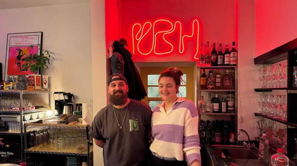 Unverzichtbar: Hund Lotti. Auch mit dabei: Julia Hirschmann und Paul Specht, die Inhaber des "KBH".