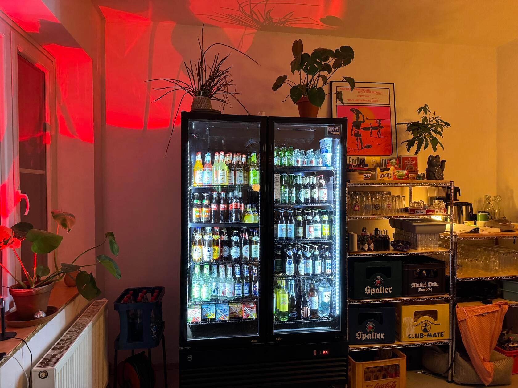 Es herrscht Selbstbedienungs-Gebot in der Späti-Kneipe an den Kühlschränken.