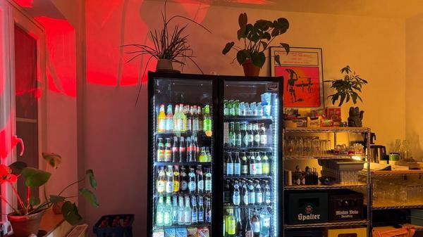 Es herrscht Selbstbedienungs-Gebot in der Späti-Kneipe an den Kühlschränken.