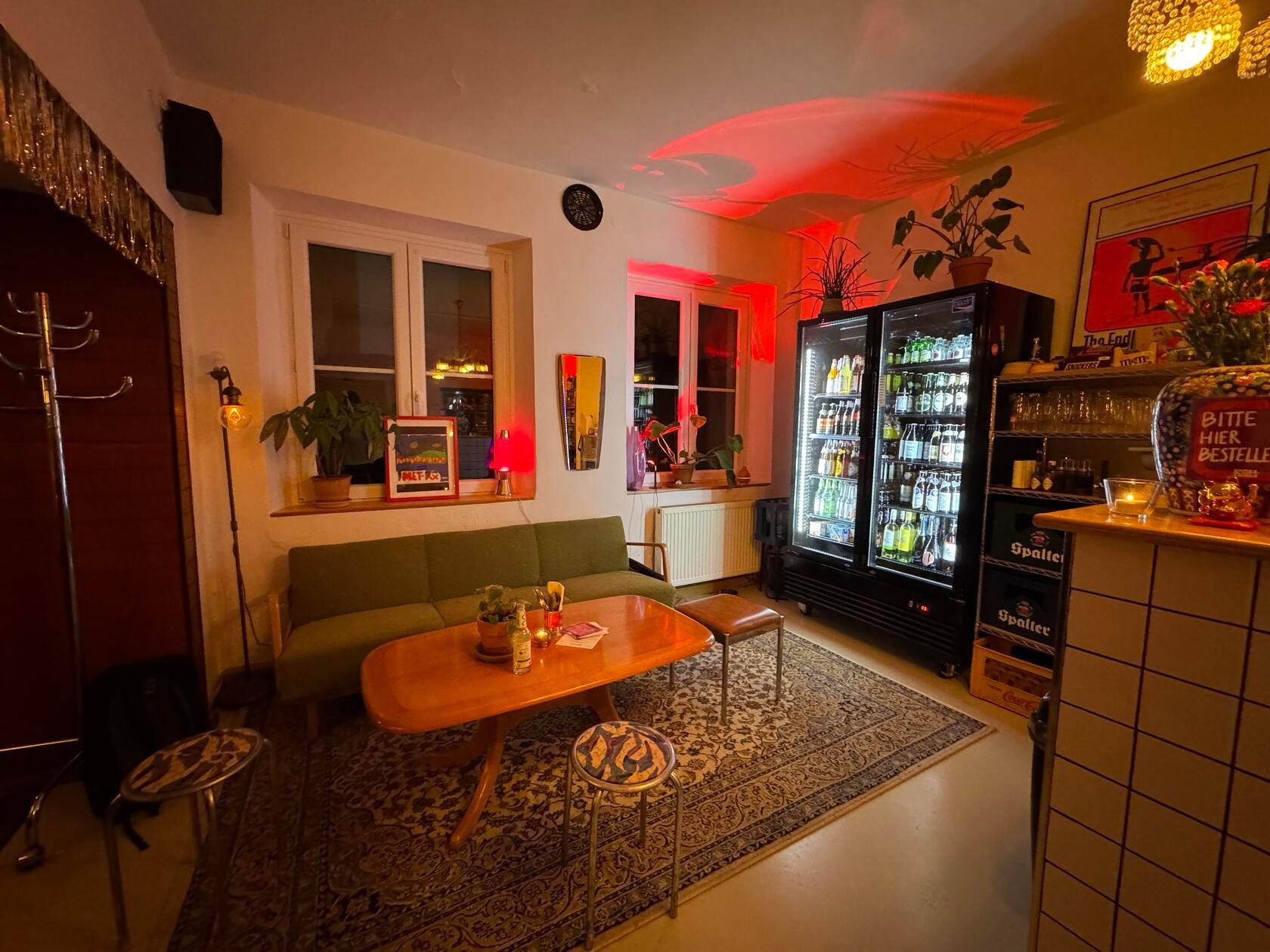 "Ein Späti zum Drinsitzen", so hat Inhaber Paul Specht seinen Laden beschrieben. Die gemütliche Wohnzimmer-Atmosphäre lädt jedenfalls dazu ein.