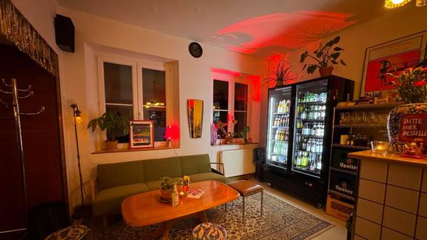 "Ein Späti zum Drinsitzen", so hat Inhaber Paul Specht seinen Laden beschrieben. Die gemütliche Wohnzimmer-Atmosphäre lädt jedenfalls dazu ein.