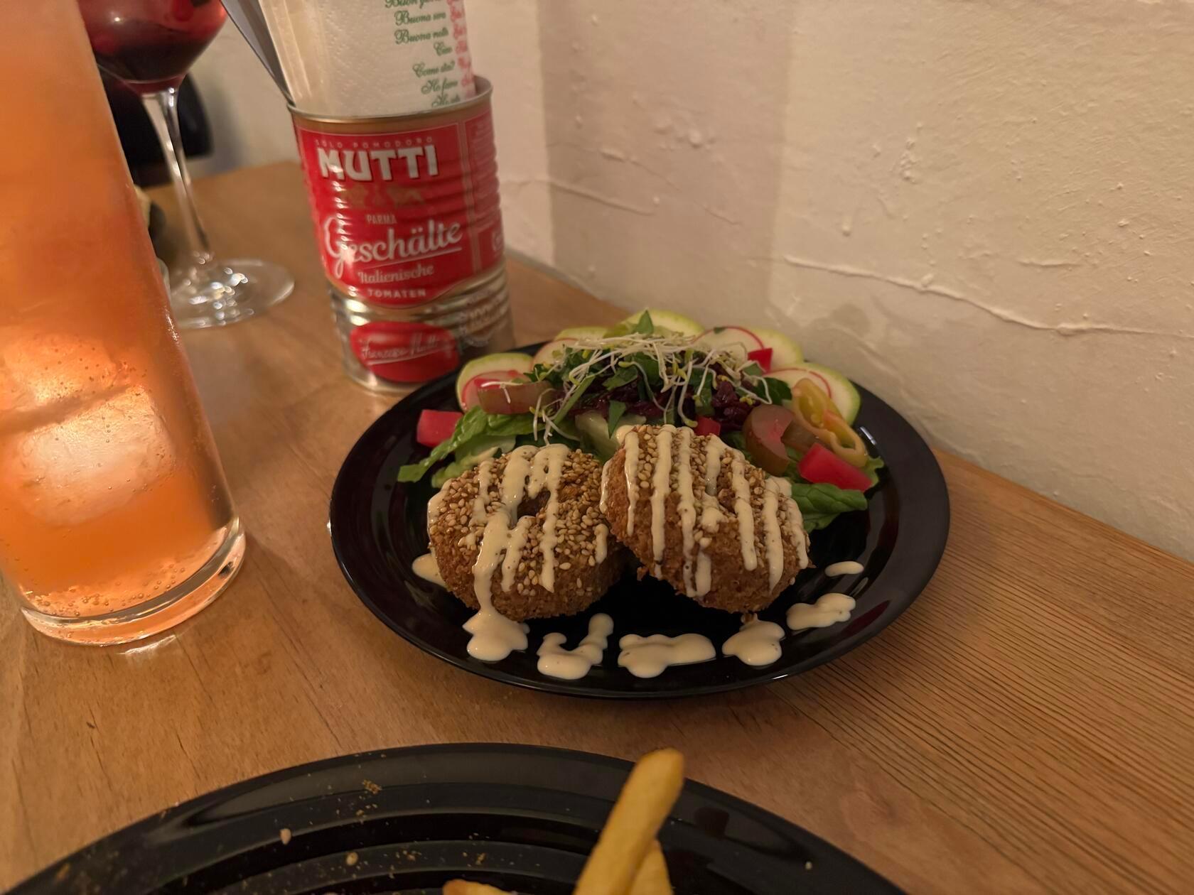 Obwohl es auch die Currywurst vegan gibt, bietet das "KBH" weitere vegane und vegetarische Speisen an.