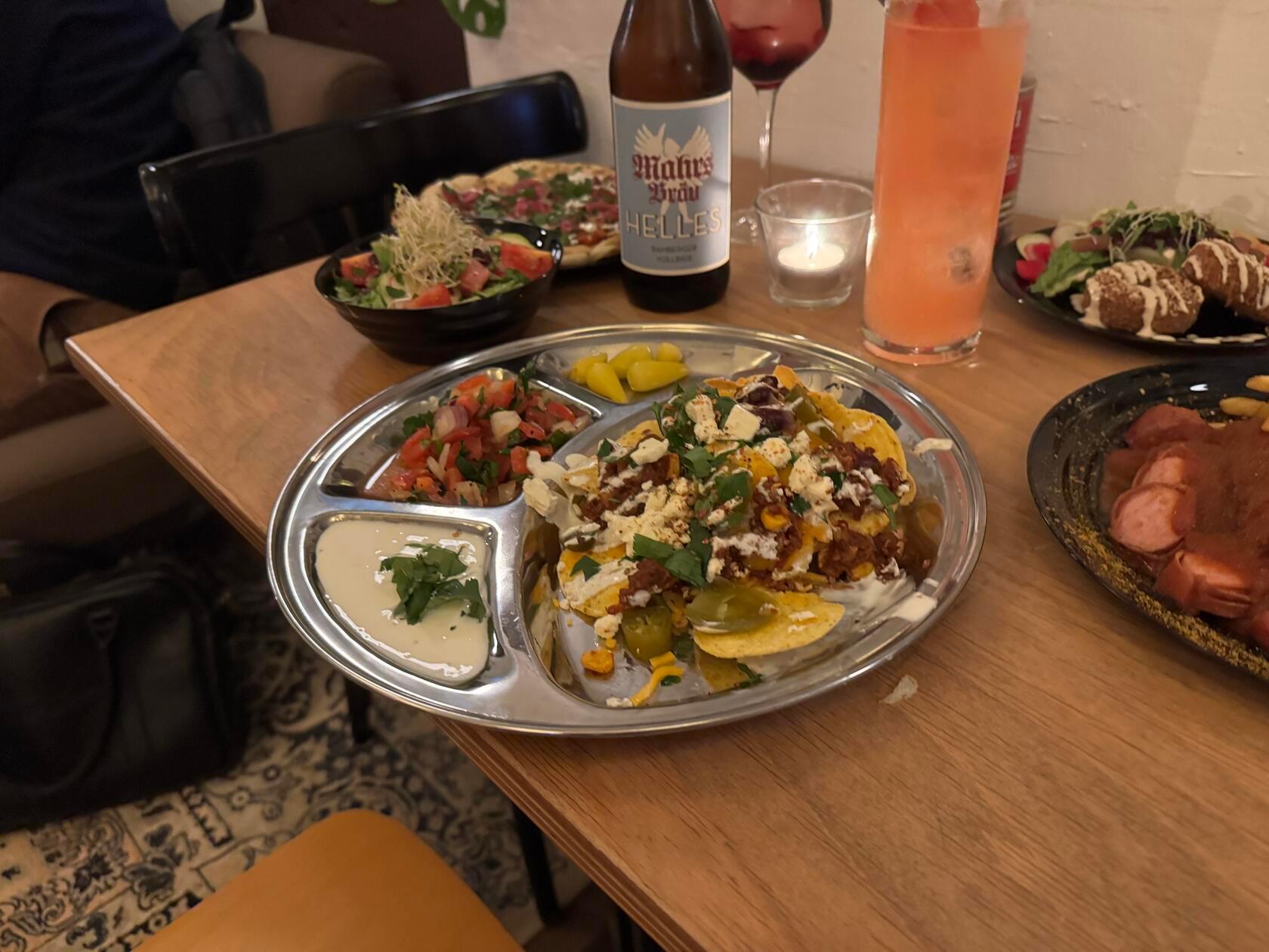 Ein Mix an Kulturen und Geschmacksrichtungen: Nachos mit Sourcream und Tomatensalsa.