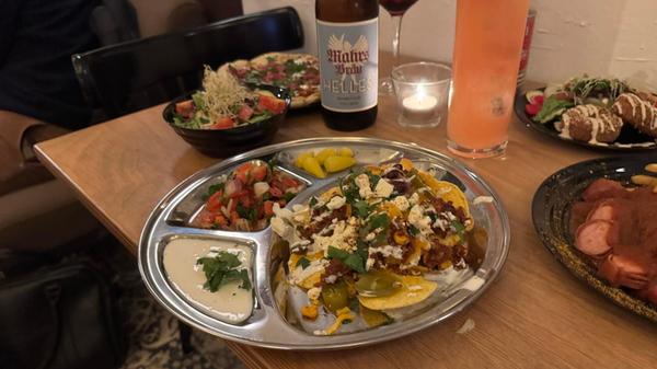 Ein Mix an Kulturen und Geschmacksrichtungen: Nachos mit Sourcream und Tomatensalsa.