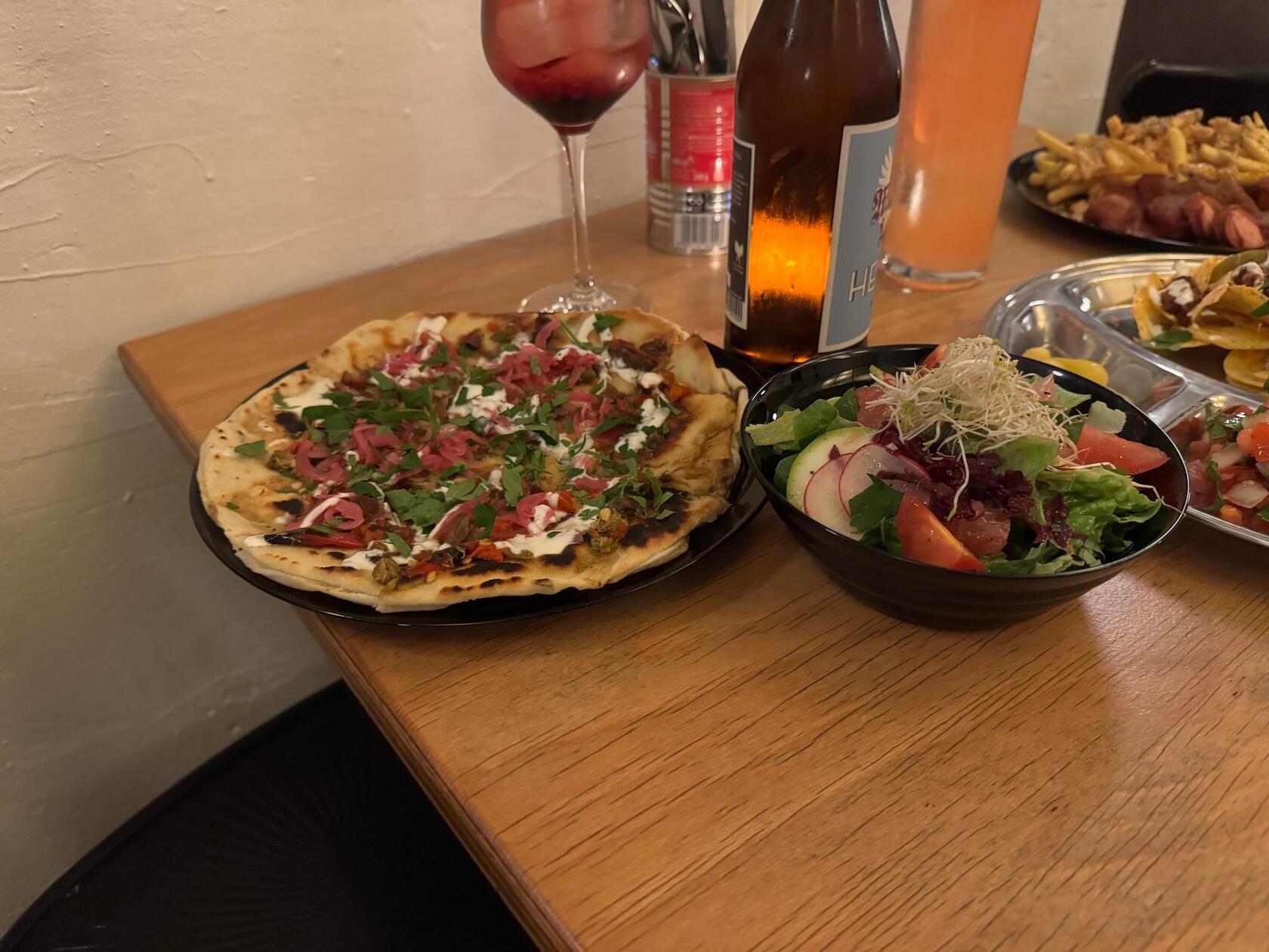 Neben dem Flatbread mit Ochsenschwanz gibt es viele verschiedene Versionen dieses Fladenbrots.