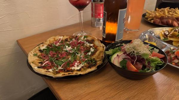 Neben dem Flatbread mit Ochsenschwanz gibt es viele verschiedene Versionen dieses Fladenbrots.