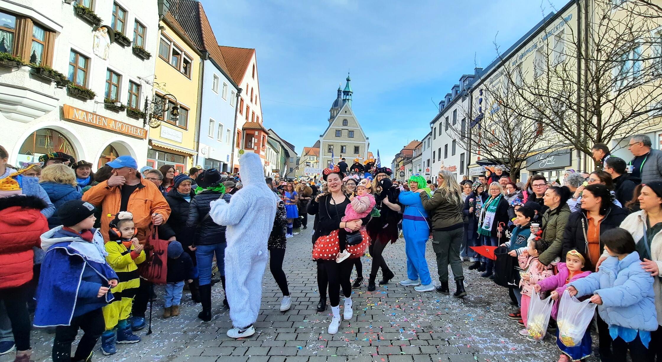 Gute Laune hatten nicht nur die Teilnehmer des Auerbacher Faschingsumzugs, sondern auch die Besucher, die spontan zu einer Polonaise starteten.