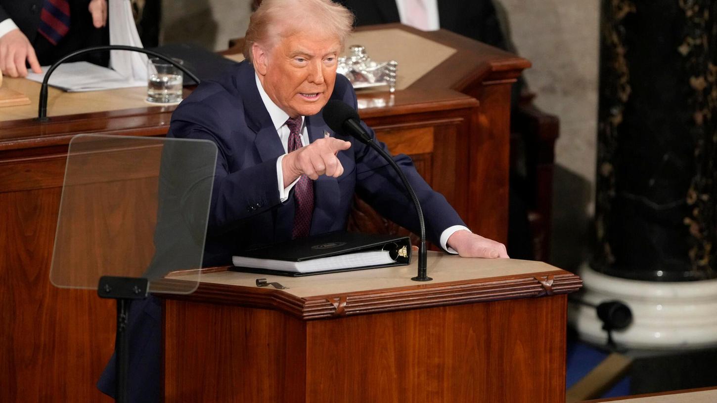 US-Präsident Donald Trump gestikuliert, während er vor einer gemeinsamen Sitzung des Kongresses im Kapitol spricht. US-Präsident Donald Trump gestikuliert, während er vor einer gemeinsamen Sitzung des Kongresses im Kapitol spricht.
