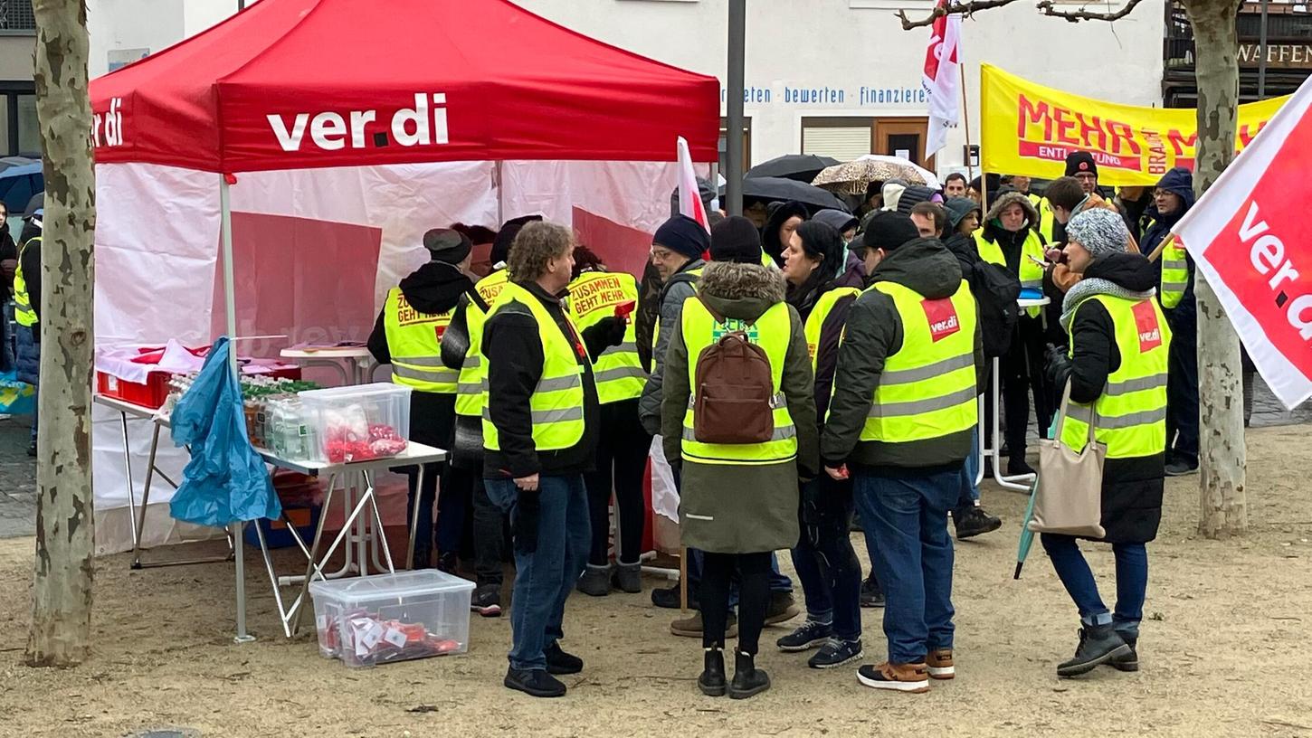 Rund 200 ver.di-Mitglieder gingen schon am 1. Februar in Forchheim auf die Straße, um für bessere Arbeitsbedingungen und Bezahlung zu demonstrieren. Am 6. und 7. März machen sie es wieder. Rund 200 ver.di-Mitglieder gingen schon am 1. Februar in Forchheim auf die Straße, um für bessere Arbeitsbedingungen und Bezahlung zu demonstrieren. Am 6. und 7. März machen sie es wieder.