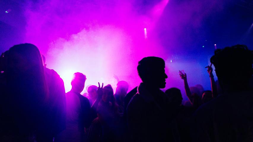 Auf der Party "dirty over thirty" können alle Ü30-Jährigen das Tanzbein schwingen. Auf der Party "dirty over thirty" können alle Ü30-Jährigen das Tanzbein schwingen.