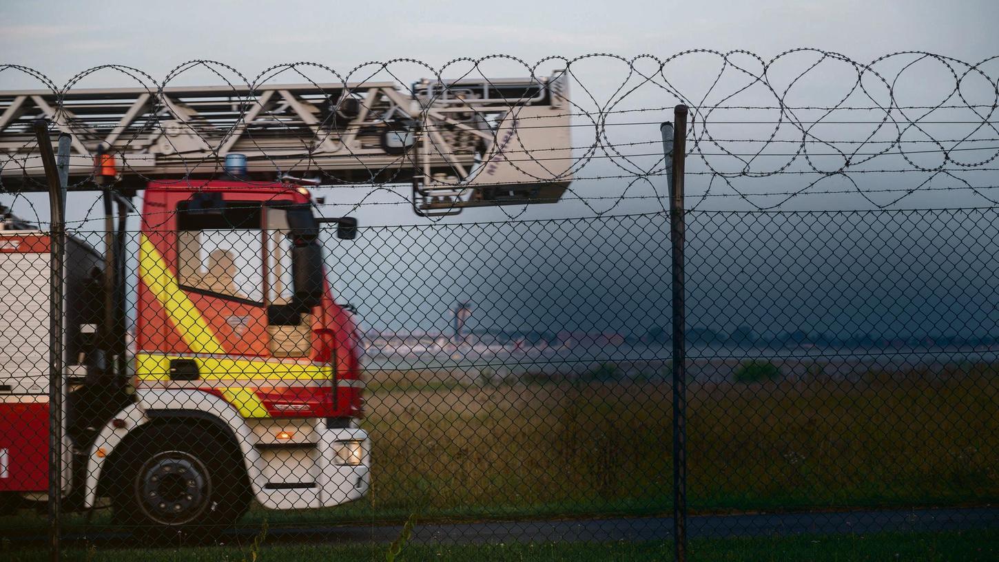 Wegen der Sicherheitslandung eines Learjets musste auch die Feuerwehr ausrücken. Wegen der Sicherheitslandung eines Learjets musste auch die Feuerwehr ausrücken.