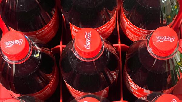 Coca-Cola Flaschen in einer Cola-Kiste *** Coca Co