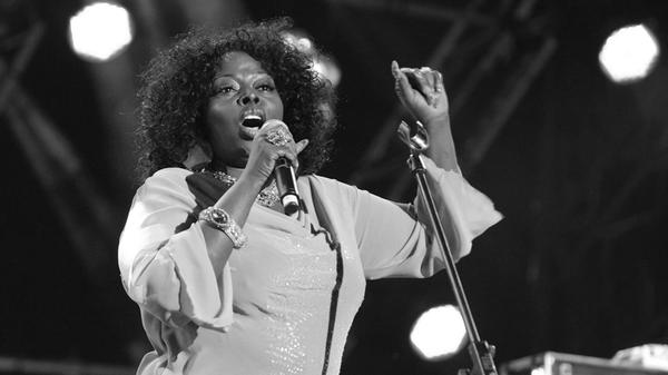 Angie Stone ist im Alter von 63 Jahren gestorben. Als die Künstlerin nach einem Auftritt im US-Bundesstaat Alabama in der Nacht zum Samstag (1. März) zu einem Basketballturnier in der Stadt Baltimore gefahren ist, kam es zu einem Verkehrsunfall, den die Sängerin nicht überlebt hat. Stone wurde die "neue Königin des Soul" genannt.
