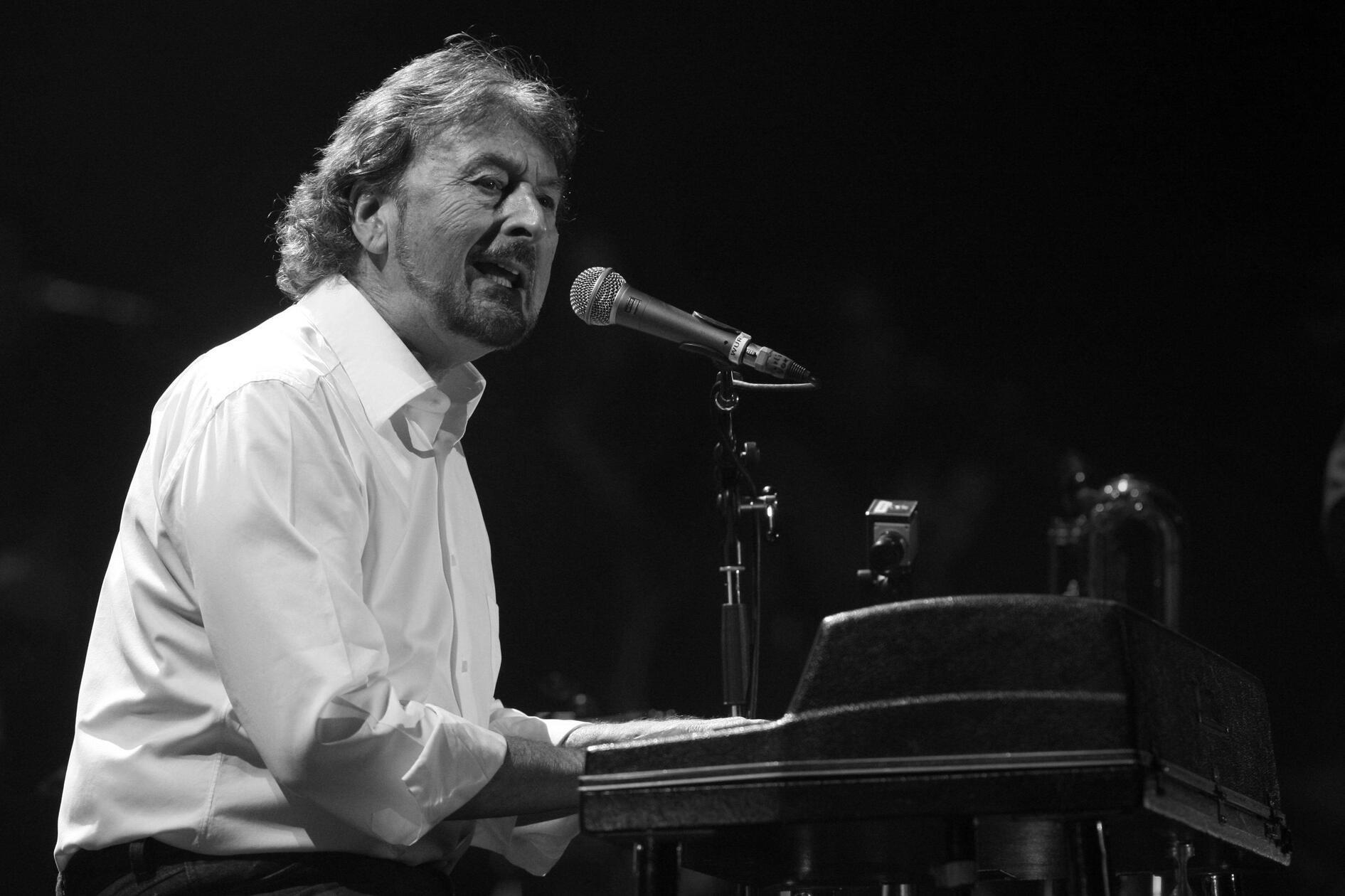 Rick Davies, der Mitbegründer der britischen Rockband Supertramp, ist am ´6. September 2025 im Alter von 81 Jahren verstorben. Die Band gab seinen Tod auf ihrer offiziellen Website bekannt. Davies litt seit über einem Jahrzehnt an einer seltenen Form von Knochenmarkkrebs.