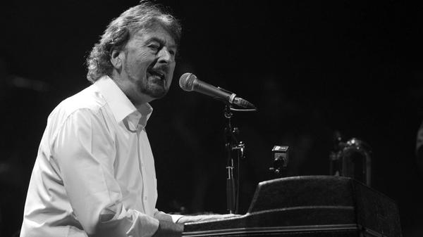 Rick Davies, der Mitbegründer der britischen Rockband Supertramp, ist am ´6. September 2025 im Alter von 81 Jahren verstorben. Die Band gab seinen Tod auf ihrer offiziellen Website bekannt. Davies litt seit über einem Jahrzehnt an einer seltenen Form von Knochenmarkkrebs.