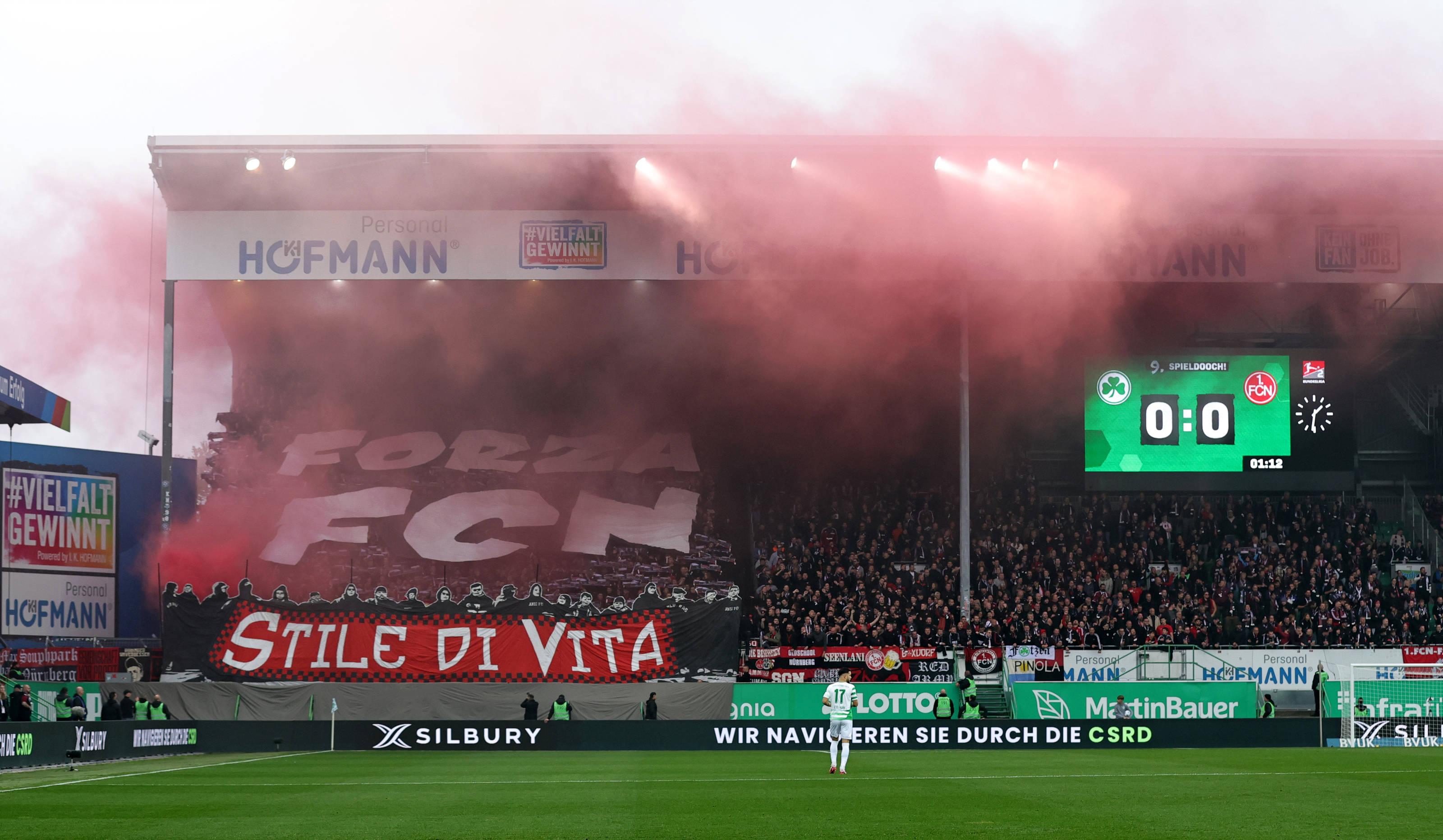 Die Choreografie der Gäste-Fans, die von den Schriftzügen "Forza FCN" und "Stile di Vita" geprägt war, begleiteten die Nürnberger Anhänger standesgemäß mit reichlich Pyrotechnik.