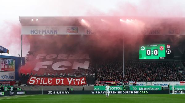 Die Choreografie der Gäste-Fans, die von den Schriftzügen "Forza FCN" und "Stile di Vita" geprägt war, begleiteten die Nürnberger Anhänger standesgemäß mit reichlich Pyrotechnik.