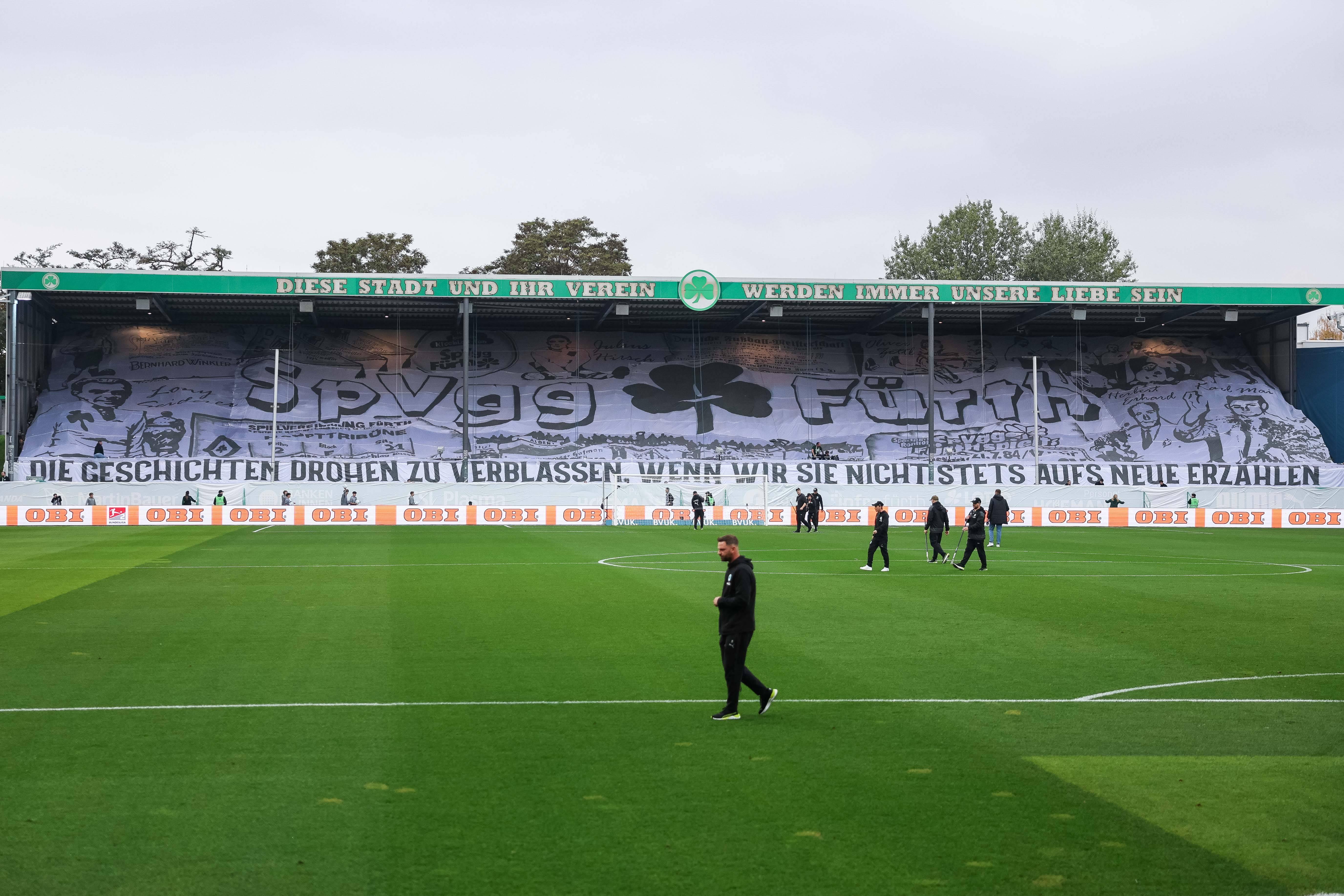 Zum 273. Frankenderby empfing die SpVgg Greuther Fürth den ungeliebten Lokalrivalen im Sportpark Ronhof. Die Kleeblatt-Fans organisierten eine mehrteilige Choreo. "Die Geschichten drohen zu verblassen, wenn wir sie nicht stehts aufs Neue erzählen" und „Aus dem Schatten heraus - zurück ins Rampenlicht - die traditionsreiche Historie als Auftrag verstehen“, stand in großen Lettern geschrieben.