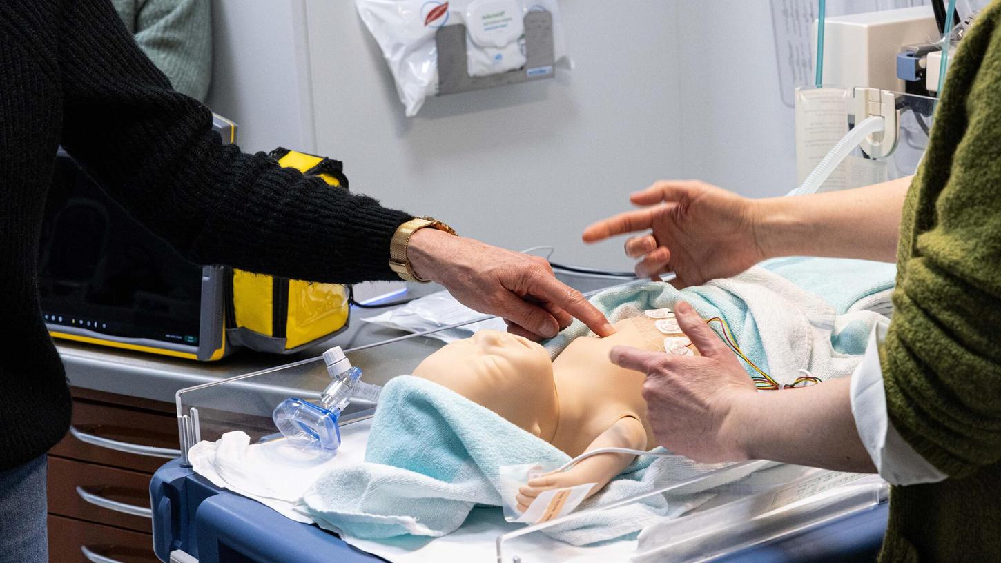 Die Kreisklinik Roth hat durch die Zusammenarbeit mit dem Klinikum Nürnberg die Geburtshilfe und die Notfallversorgung für Neugeborene verbessert. Die Kreisklinik Roth hat durch die Zusammenarbeit mit dem Klinikum Nürnberg die Geburtshilfe und die Notfallversorgung für Neugeborene verbessert.