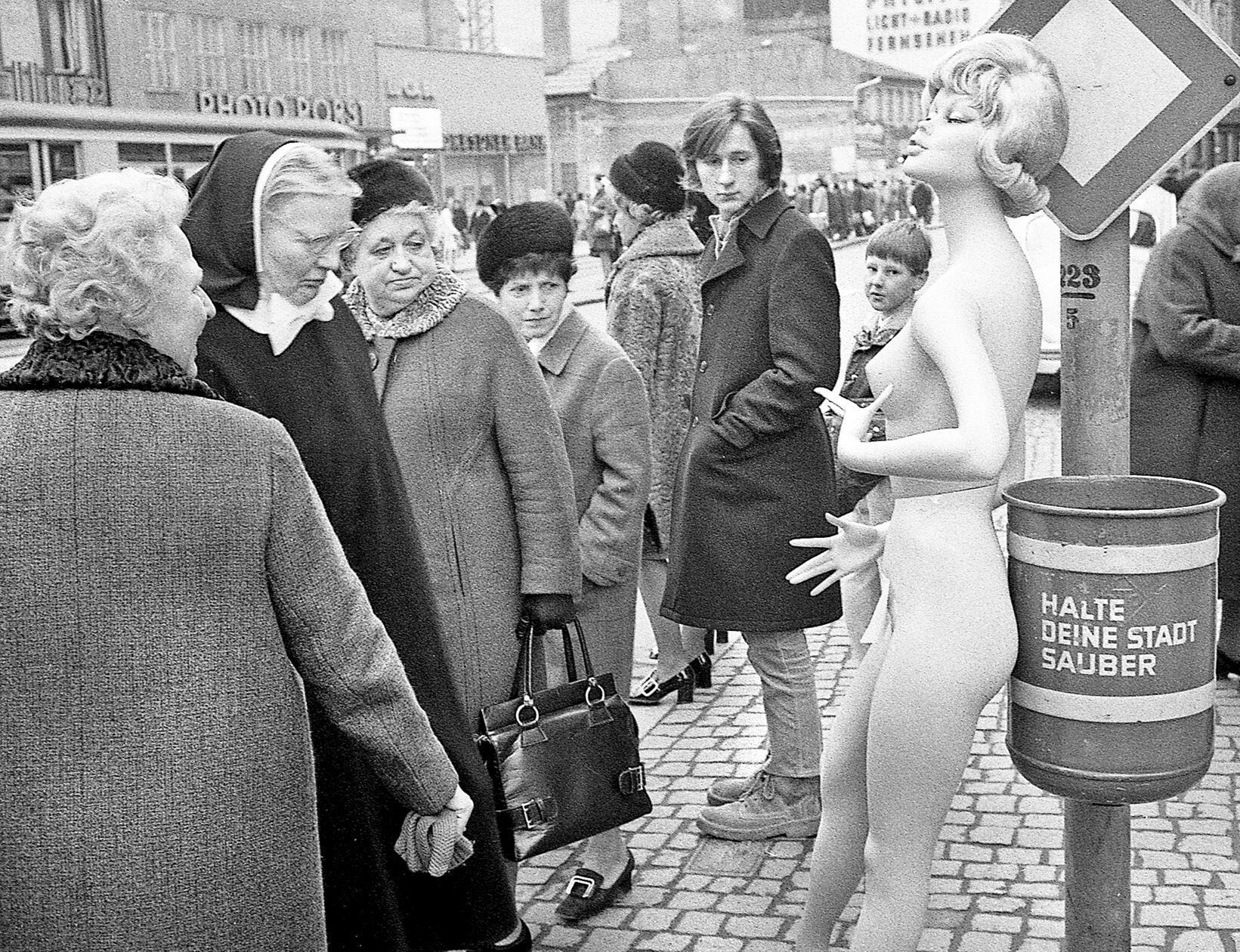 Eine unbekleidete Schaufensterpuppe sorgte 1970 in Nürnbergs Innenstadt für Aufsehen: Einige Passanten waren amüsiert und fragten „Wo ist das Fernsehen versteckt?“, andere warfen unverhohlene Blicke auf die Blondine aus Polyester, ein Herr gab ihr sogar einen Kuss auf die Lippen. Die Reaktionen reichten von Lachen bis hin zum Rufen der Polizei wegen Erregung öffentlichen Ärgernisses. Zwei Redakteure der Nürnberger Nachrichten hatten die provokante Idee, die kühle Schönheit in der Fußgängerzone zu platzieren, um die Reaktionen auf die „nackten Tatsachen“ zu testen. Damals ließ der Anblick wohl kaum jemanden unberührt.