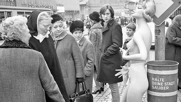 Eine unbekleidete Schaufensterpuppe sorgte 1970 in Nürnbergs Innenstadt für Aufsehen: Einige Passanten waren amüsiert und fragten „Wo ist das Fernsehen versteckt?“, andere warfen unverhohlene Blicke auf die Blondine aus Polyester, ein Herr gab ihr sogar einen Kuss auf die Lippen. Die Reaktionen reichten von Lachen bis hin zum Rufen der Polizei wegen Erregung öffentlichen Ärgernisses. Zwei Redakteure der Nürnberger Nachrichten hatten die provokante Idee, die kühle Schönheit in der Fußgängerzone zu platzieren, um die Reaktionen auf die „nackten Tatsachen“ zu testen. Damals ließ der Anblick wohl kaum jemanden unberührt.