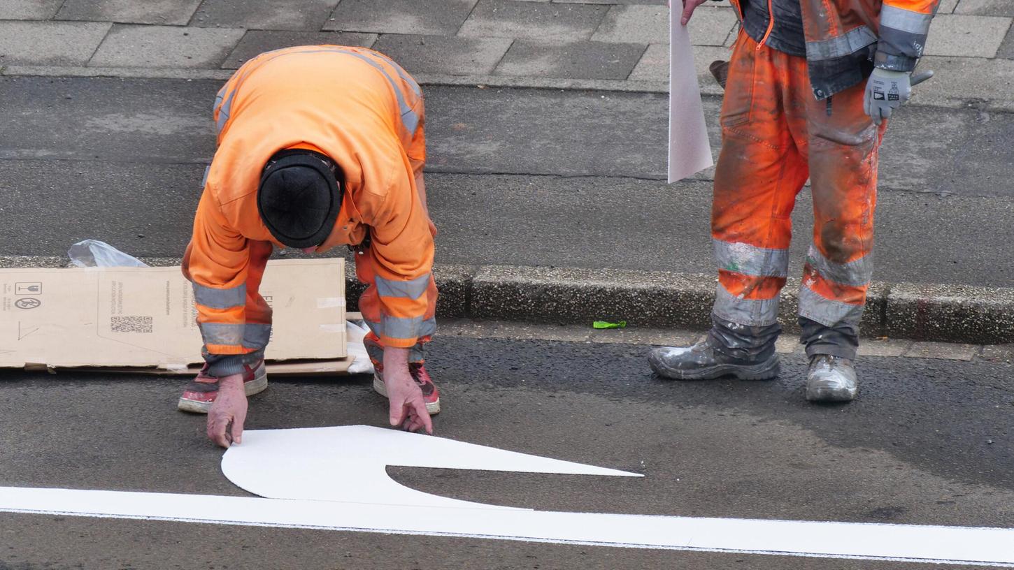 Eigentlich wollte er nur schlichten, kurz darauf wird ein Bauarbeiter in Franken zur Zielscheibe. (Symbolbild) Eigentlich wollte er nur schlichten, kurz darauf wird ein Bauarbeiter in Franken zur Zielscheibe. (Symbolbild)