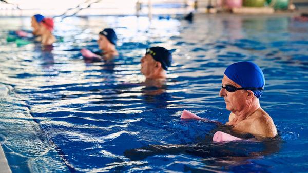 aktiver senior,schwimmbad,aquafitness,aktiv,senior