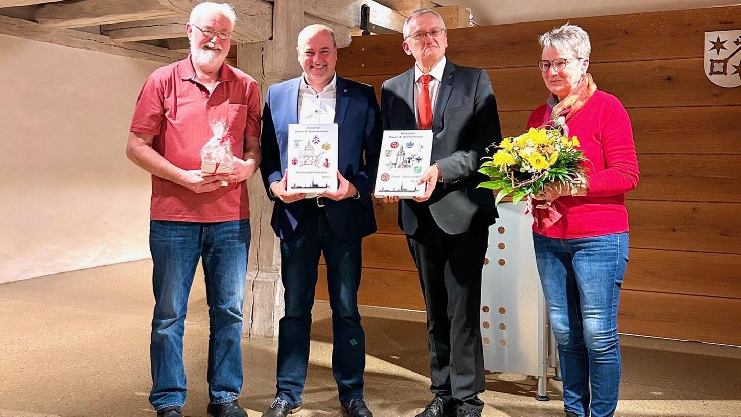 Sie stellten das druckfrische Buch "Historien – Brauer und Kommunbrauer in der Stadt Schlüsselfeld" vor. Sie stellten das druckfrische Buch "Historien – Brauer und Kommunbrauer in der Stadt Schlüsselfeld" vor.