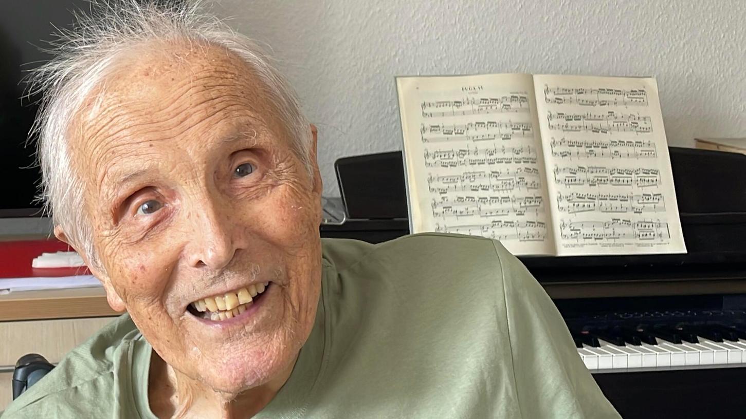Siegfried Eberl war viele Jahre Musiklehrer am musischen Christian-Ernst-Gymnasium (CEG) in Erlangen. Nun hat er seinen 95. Geburtstag gefeiert. Siegfried Eberl war viele Jahre Musiklehrer am musischen Christian-Ernst-Gymnasium (CEG) in Erlangen. Nun hat er seinen 95. Geburtstag gefeiert.