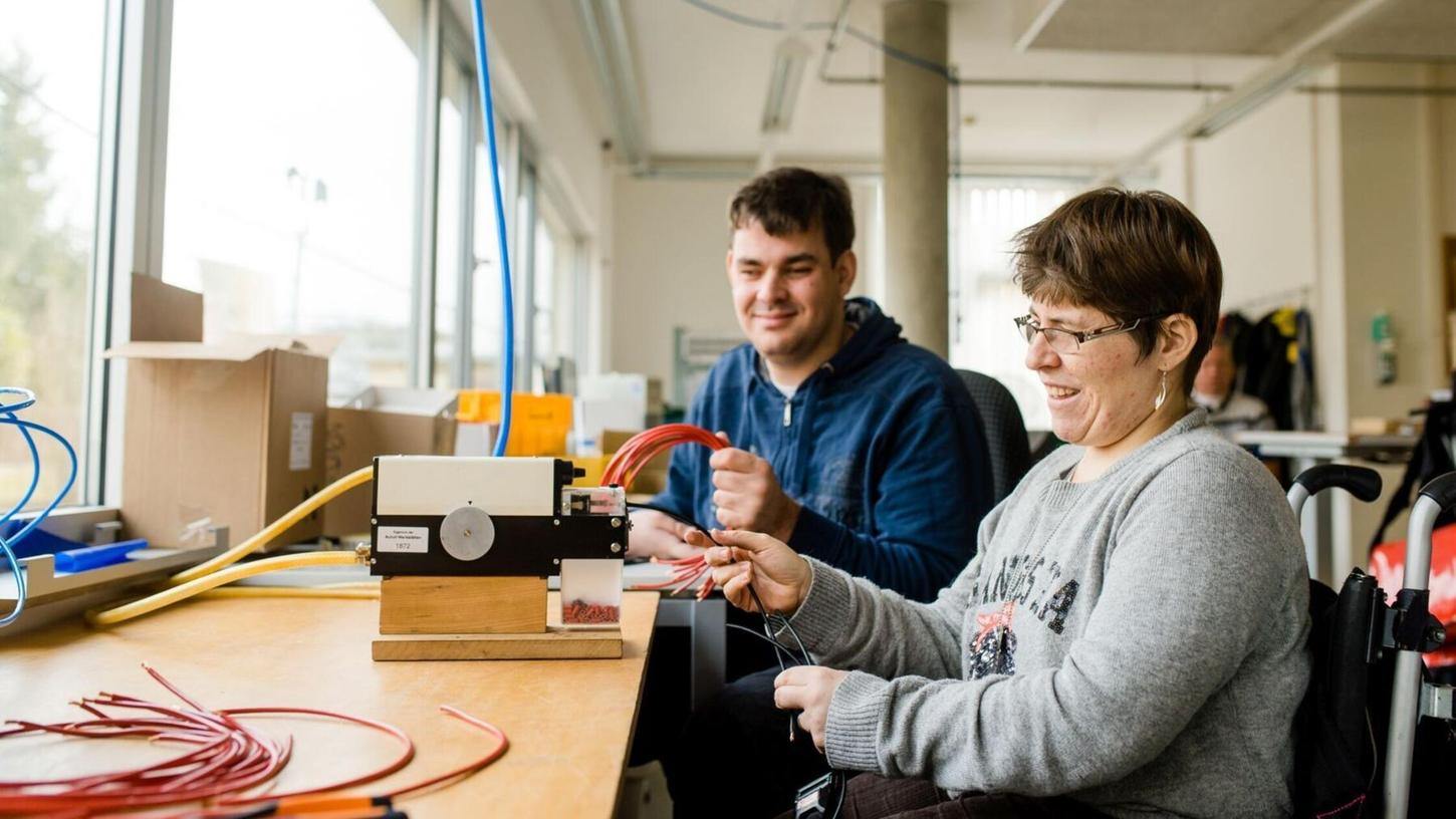 Beim Tag der offenen Tür erhalten Interessierte Einblicke in die Arbeitswelt und die Angebote der Werkstatt und der Förderstätte. Beim Tag der offenen Tür erhalten Interessierte Einblicke in die Arbeitswelt und die Angebote der Werkstatt und der Förderstätte.