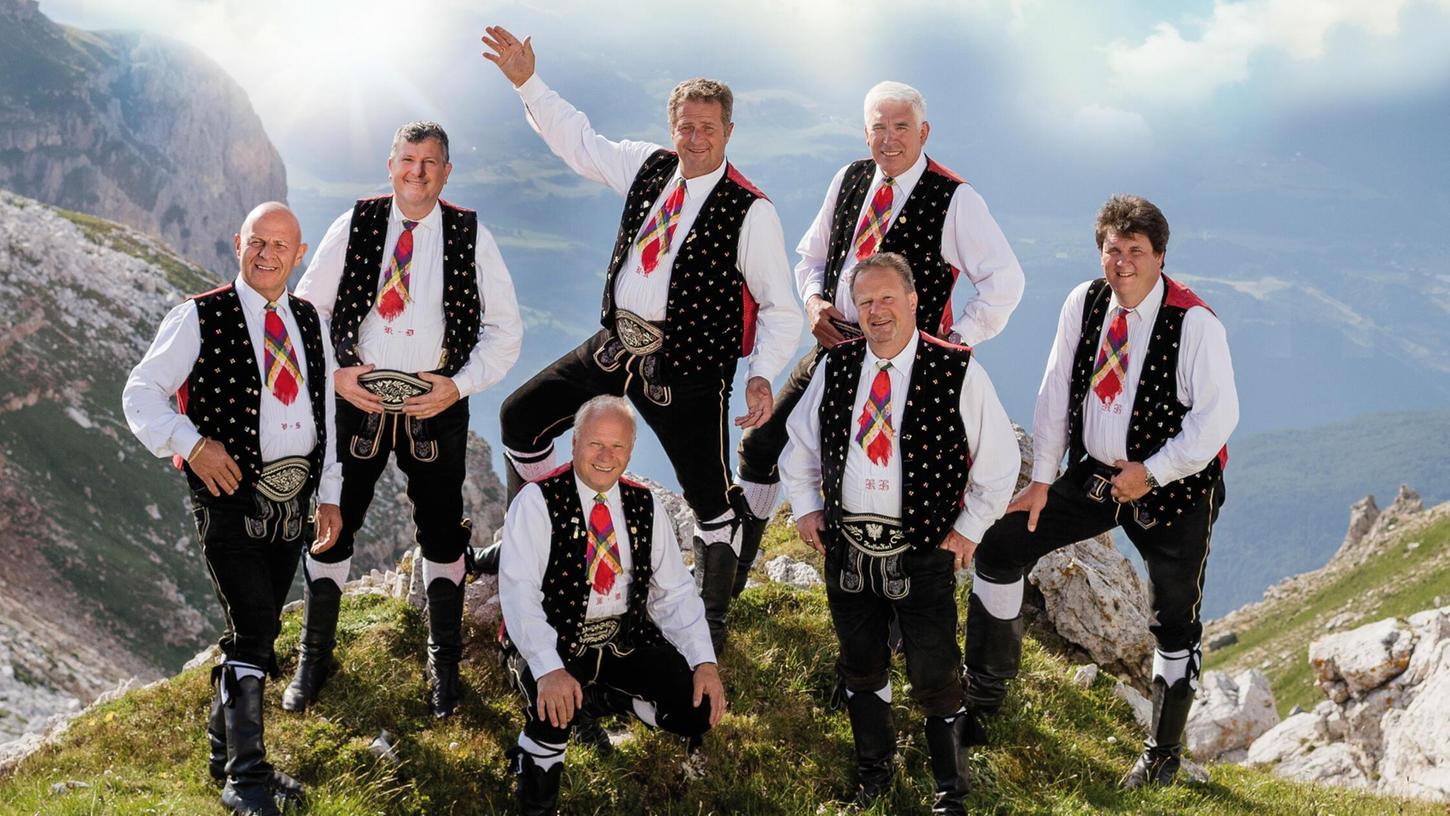 Die Kastelruther Spatzen sind als Volksmusikgruppe europaweit seit Jahrzehnten bekannt. Die Kastelruther Spatzen sind als Volksmusikgruppe europaweit seit Jahrzehnten bekannt.