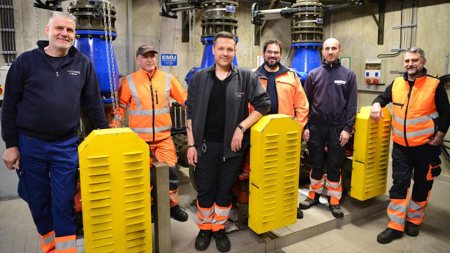 Thomas Brosi, Leiter der Laufer Kläranlage, steht mit einem Teil seines Teams vor drei Zulaufpumpen, die im Rahmen des Umbaus ersetzt werden. Thomas Brosi, Leiter der Laufer Kläranlage, steht mit einem Teil seines Teams vor drei Zulaufpumpen, die im Rahmen des Umbaus ersetzt werden.
