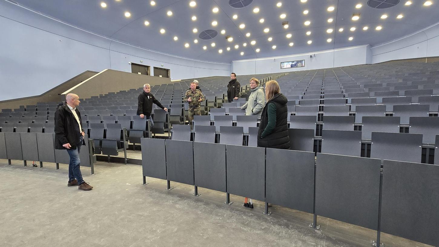 Vergangenen Mittwoch wurde eine Delegation der Stadt Roth von Oberstleutnant Michael Sterr in der Otto-Lilienthal-Kaserne empfangen und über das Gelände der neuen Offizierschule geführt. Vergangenen Mittwoch wurde eine Delegation der Stadt Roth von Oberstleutnant Michael Sterr in der Otto-Lilienthal-Kaserne empfangen und über das Gelände der neuen Offizierschule geführt.