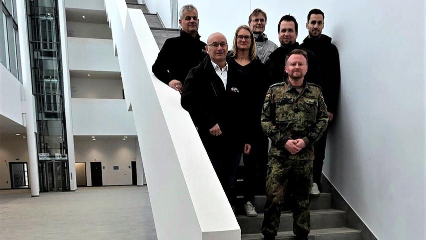 Vergangenen Mittwoch wurde eine Delegation der Stadt Roth von Oberstleutnant Michael Sterr in der Otto-Lilienthal-Kaserne empfangen und über das Gelände der neuen Offizierschule geführt. Vergangenen Mittwoch wurde eine Delegation der Stadt Roth von Oberstleutnant Michael Sterr in der Otto-Lilienthal-Kaserne empfangen und über das Gelände der neuen Offizierschule geführt.