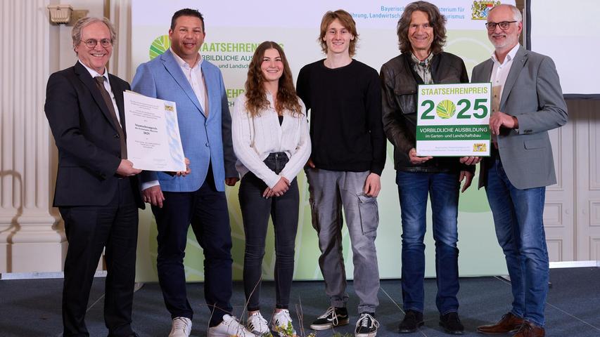 Auch die Firma Jung bekam den Staatsehrenpreis für vorbildliche Ausbildung im Garten- und Landschaftsbau 2025. Maximilian Wohlgschaft, Ausbildungsleiter Harald Jung, die Auszubildenden Lea Richter und Lukas Ruitz, Geschäftsführer und Inhaber Jürgen Jung sowie Dietmar Lindner, Präsident des VGL Bayern (v. li.). Auch die Firma Jung bekam den Staatsehrenpreis für vorbildliche Ausbildung im Garten- und Landschaftsbau 2025. Maximilian Wohlgschaft, Ausbildungsleiter Harald Jung, die Auszubildenden Lea Richter und Lukas Ruitz, Geschäftsführer und Inhaber Jürgen Jung sowie Dietmar Lindner, Präsident des VGL Bayern (v. li.).