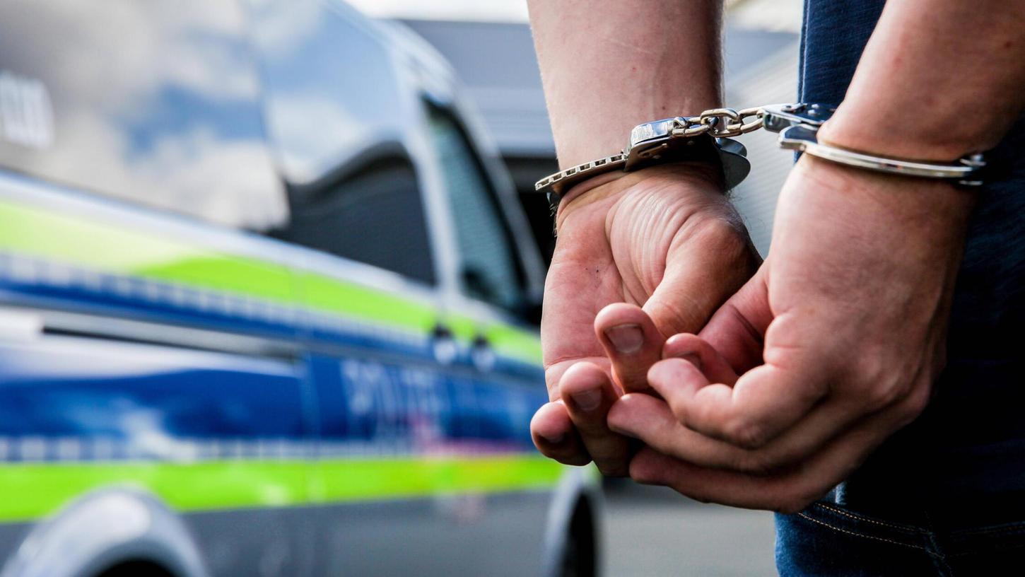 Mithilfe von Spezialkräften konnte der 26-Jährige festgenommen werden. (Symbolbild) Mithilfe von Spezialkräften konnte der 26-Jährige festgenommen werden. (Symbolbild)
