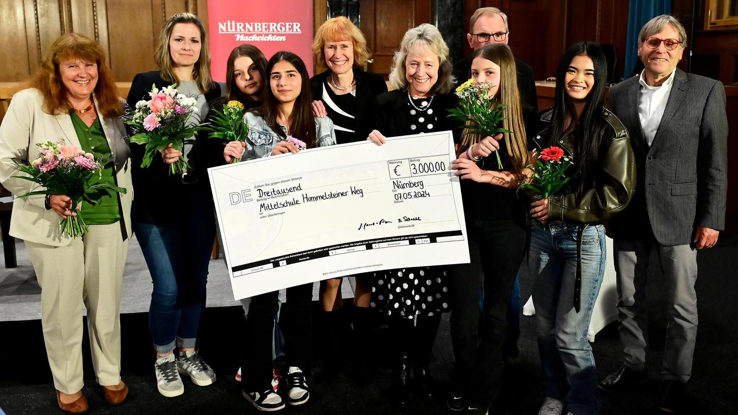 Vor einem Jahr entstand dieses Gruppenbild mit allen Preisträgern bei der ersten Verleihung des Demokratiepreises: Anwältin Christine Roth, Gabi Weber und vier Schülerinnen der Mittelschule Hummelsteiner Weg, die Verlegerinnen Sabine Schnell-Pleyer, Bärbel Schnell sowie Rainer Goede und Ulrich Rach von einer Ansbacher Initiative zum Gedenken an die NS-Zeit und für Demokratie. Vor einem Jahr entstand dieses Gruppenbild mit allen Preisträgern bei der ersten Verleihung des Demokratiepreises: Anwältin Christine Roth, Gabi Weber und vier Schülerinnen der Mittelschule Hummelsteiner Weg, die Verlegerinnen Sabine Schnell-Pleyer, Bärbel Schnell sowie Rainer Goede und Ulrich Rach von einer Ansbacher Initiative zum Gedenken an die NS-Zeit und für Demokratie.