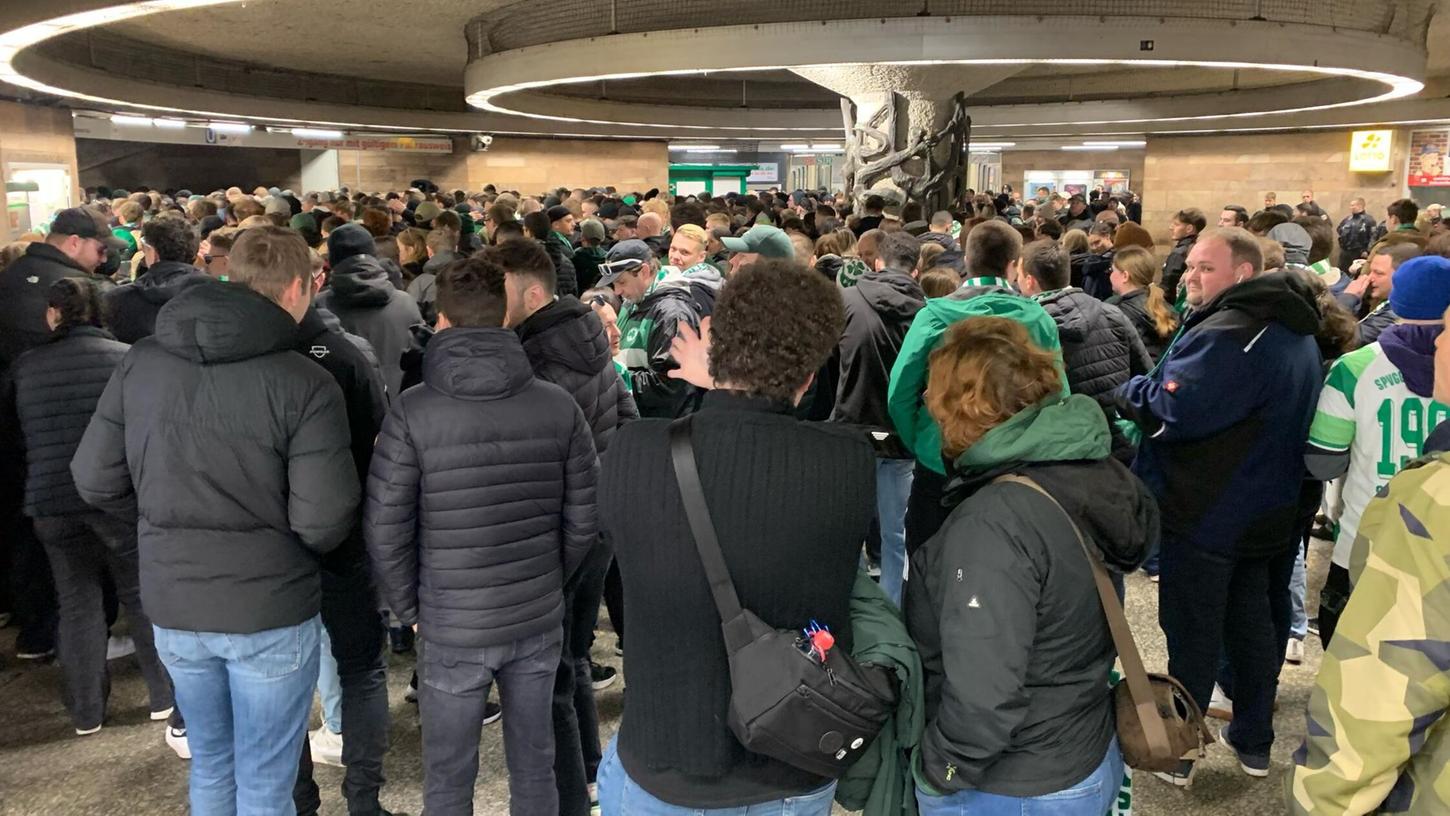 Auf nach Nürnberg: Vom Verteilergeschoss des Hauptbahnhofs aus machten sich die Fürther Fans mit der U-Bahn auf zum Derby im Max-Morlock-Stadion. Auf nach Nürnberg: Vom Verteilergeschoss des Hauptbahnhofs aus machten sich die Fürther Fans mit der U-Bahn auf zum Derby im Max-Morlock-Stadion.