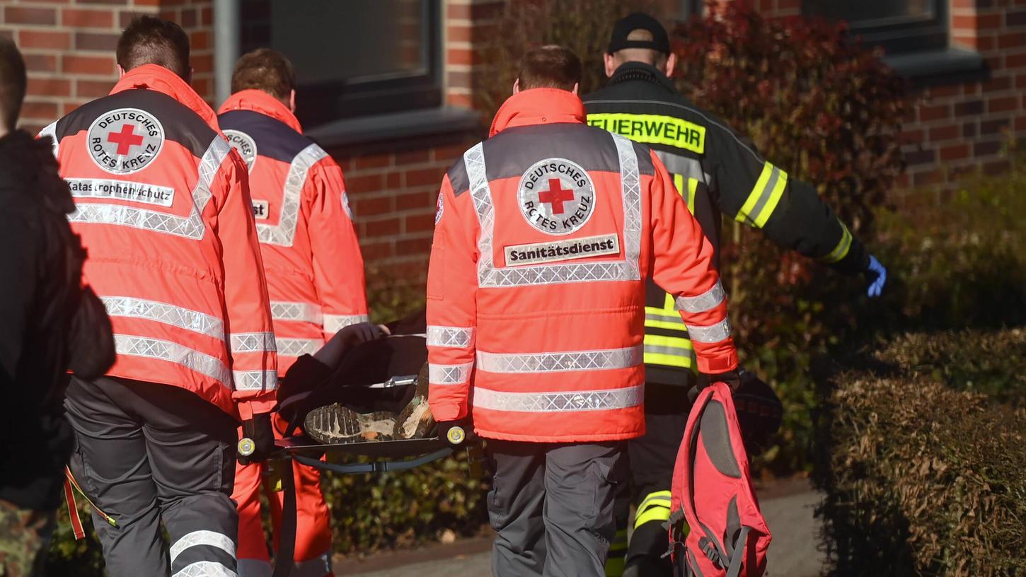 Am Samstagvormittag (15.03.2025) griff ein 21-Jähriger zwei Rettungssanitäter in Großhabersdorf (Lkrs. Fürth) an. (Symbolbild) Am Samstagvormittag (15.03.2025) griff ein 21-Jähriger zwei Rettungssanitäter in Großhabersdorf (Lkrs. Fürth) an. (Symbolbild)