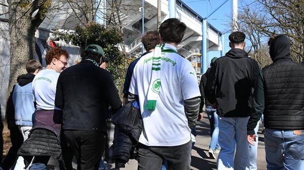 Kleeblatt-Fans auf dem Weg zum Stadion.