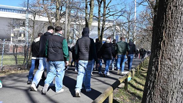 Es ist eines der traditionsreichsten Duelle, die es im Fußball wohl jemals gab: Nürnberg gegen Fürth. Zehntausende Menschen machten auch an diesem Sonntag (16. März 2025) einmal mehr Franken zum Fußball-Tempel. Gesungen wurde schon Stunden vor dem Anpfiff - wir haben die schönsten Bilder!