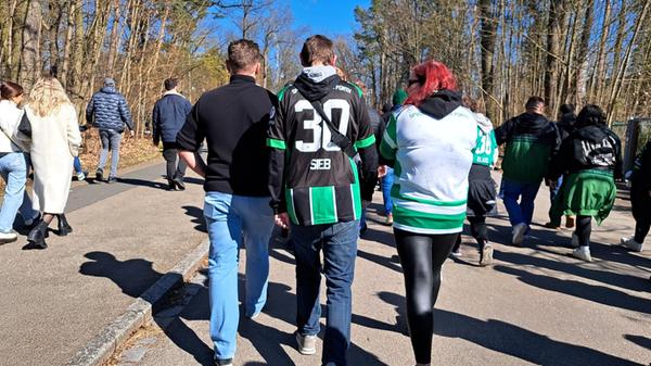 Es ist eines der traditionsreichsten Duelle, die es im Fußball wohl jemals gab: Nürnberg gegen Fürth. Zehntausende Menschen machten auch an diesem Sonntag (16. März 2025) einmal mehr Franken zum Fußball-Tempel. Gesungen wurde schon Stunden vor dem Anpfiff - wir haben die schönsten Bilder!