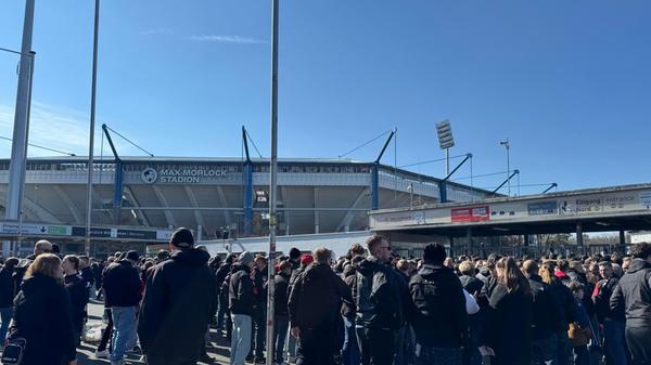 Gleich geht es für Tausende ins Stadion.