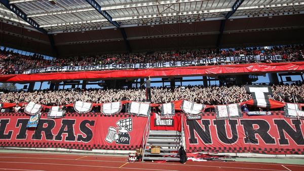 Es ist eines der traditionsreichsten Duelle, die es im Fußball wohl jemals gab: Nürnberg gegen Fürth. Zehntausende Menschen machten auch an diesem Sonntag (16. März 2025) einmal mehr Franken zum Fußball-Tempel. Gesungen wurde schon Stunden vor dem Anpfiff - wir haben die schönsten Bilder!