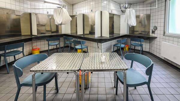 Der Drogenkonsumraum mit Sitzmöglichkeit, Vorhang