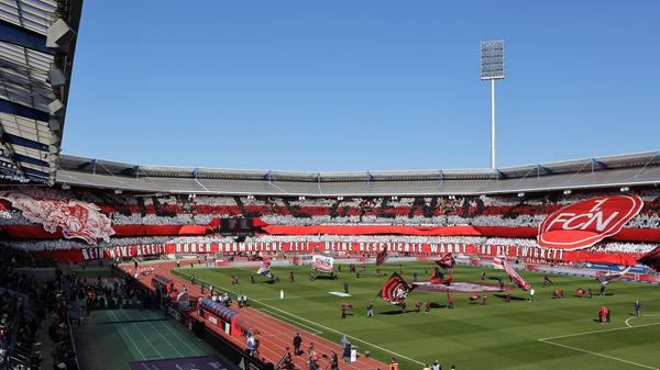 Derby, das ist immer etwas ganz Besonderes - und auch die Fans in der Nordkurve verleihen der Partie mit einer eindrucksvollen Choreografie eine angemessene Atmosphäre.