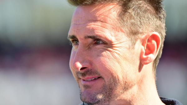 Schon vor Anpfiff hat Club-Trainer Miroslav Klose gut lachen: 6 Siege aus den letzten 9 Partien sprechen für sich.