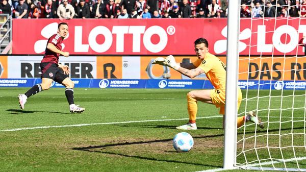 Der Club legt furios los. Keine 5 Minuten dauert es, da netzt Julian Justvan zur 1:0-Führung ein. Die Gäste aus Fürth sind sichtlich geschockt.
