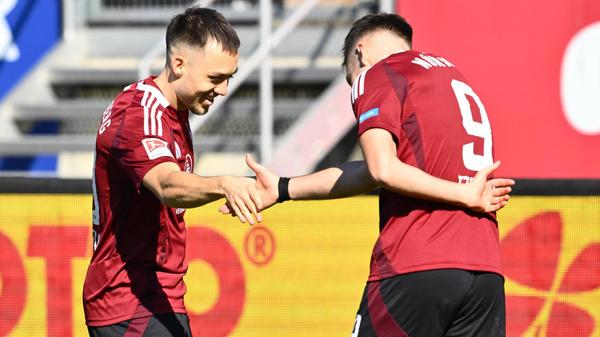 Der Fast-Vorbereiter - Tzimas hatte Janders Hereingabe gedankenschnell durchgelassen - gratuliert dem Derby-Torschützen.